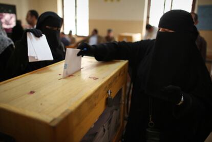 Dos mujeres votan en un colegio electoral situado en una escuela para niñas del centro de El Cairo.
