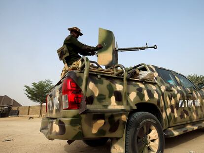 Un soldado nigeriano sobre un vehículo militar en Maiduguri, capital de Borno, el pasado 16 de febrero.