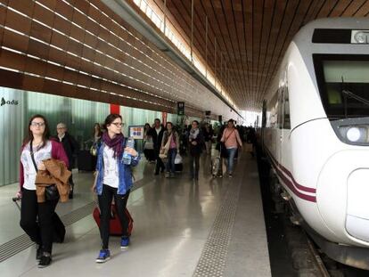 Viajeros procedentes de Barcelona a su llegada a la estaci&oacute;n de Renfe Indalecio Prieto de Bilbao. / EFE