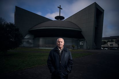 Jesús Gutiérrez, que denuncia abusos en el antiguo colegio de los agustinos de Santander, uno de los casos incluidos en el informe de EL PAÍS, frente a una iglesia de esta ciudad, en el barrio de Nueva Montaña.