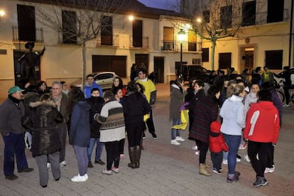 Residents of Ossa de Montiel congregate in the main square after the quake.