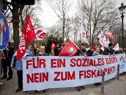 Manifestantes en el Reichstag alemán. La pancarta que sostienen dice: "Queremos una Europa social. ¡No al pacto fiscal europeo!"