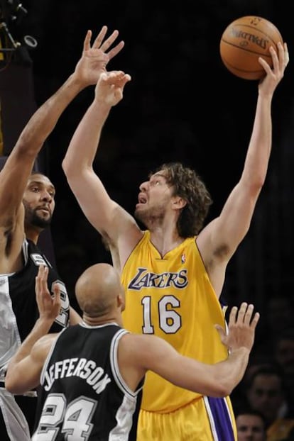 Gasol trata de encestar pese a la oposición de Duncan y Jefferson.