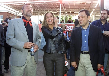 Los entonces candidatos a la presidencia de la Comunidad de Madrid, Rafael Simancas (derecha), y a la alcaldía de la ciudad, Trinidad Jiménez, junto al último alcalde socialista de la capital, Juan Barranco (izquierda), en la campaña de 2003. 