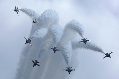 El equipo acrobático de la Fuerza Aérea de la República de Corea los 'Águilas Negras' realizan un ejercicio con los aviones T-50 durante una exhibición en el Salón Aeronáutico de Singapur.