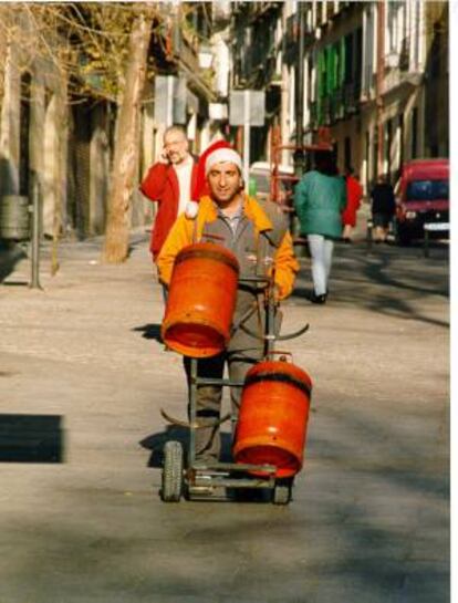 En la imagen, un repartidor de butano que con un gorro de Papa Nöel da un toque de buen humor en su trabajo. EFE/Archivo