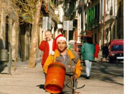 En la imagen, un repartidor de butano que con un gorro de Papa Nöel da un toque de buen humor en su trabajo. EFE/Archivo