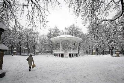 Vitoria volvió a cubrirse ayer de nuevo bajo una importante capa de nieve.