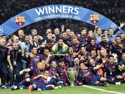 L'expedició blaugrana posa amb la Copa.