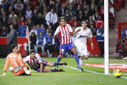 De izquierda a derecha, Juan Pablo, Botía, Damián y Di María ven entrar el balón en el primer gol madridista, obra del argentino.