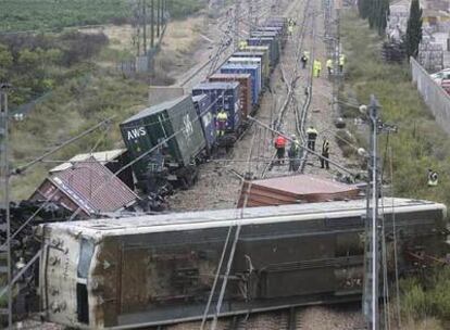 La locomotora aparece volcada tras descarrilar el tren de mercancías en Castellón.