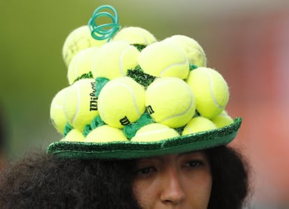 Una aficionada luce un sombrero con pelotas de tenis en las instalaciones del Roland Garros, el 27 de mayo de 2019.