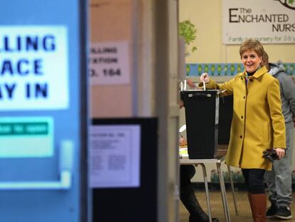 La líder del Partido Nacional Escocés, Nicola Sturgeon, vota este jueves.