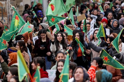 Grupos de mujeres se manifiestan este lunes en Qamishli (Siria) para reclamar al nuevo Gobierno que respeten los derechos femeninos.