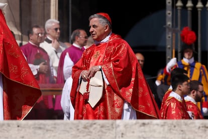 El cardenal Angelo Becciu, el pasado 26 de abril durante el funeral del papa Francisco, en Roma.