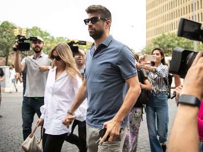 Gerard Piqué y Clara Chía entraban a testificar en el juicio contra un paparazi, el día 7 en Barcelona.