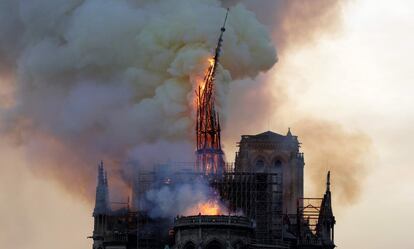 Queda da torre central da Catedral de Notre-Dame em Paris, França, em 15 de abril. Um incêndio devastador devorou grande parte da catedral, símbolo da capital francesa, Patrimônio Mundial da Unesco, um dos monumentos mais visitados do mundo e emblema centenário da cultura europeia.