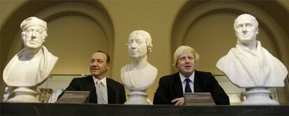 El actor Kevin Spacey y el alcalde de Londres, Boris Jonson, en el Victoria Albert Museum.