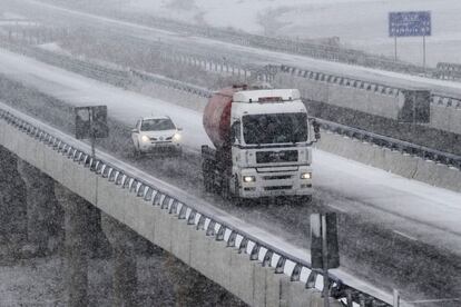 Imagen de la autovía de la meseta A-67, bajo una intensa nevada.