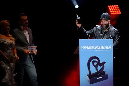Kiko Rivera recoge su galardón en los Premios Radiolé.