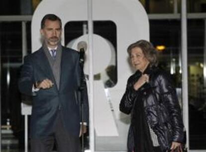 El Pr&iacute;ncipe Felipe y la Reina Sof&iacute;a atienden a la prensa a su salida del Hospital Universitario Quir&oacute;n de Madrid tras visitar al Rey Juan Carlos la semana pasada.