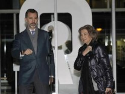 El Pr&iacute;ncipe Felipe y la Reina Sof&iacute;a atienden a la prensa a su salida del Hospital Universitario Quir&oacute;n de Madrid tras visitar al Rey Juan Carlos la semana pasada.