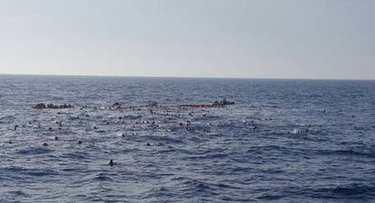 Naufragi a unes 30 milles de la costa de Líbia.