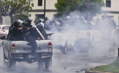 Policías reprimen una protesta en Nicaragua. 