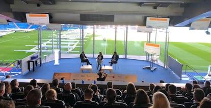 Miguel Ángel Ruiz (Manager Country de Axesor), Odete Ribeiro (CFO de Lactalis) y Luis Rodríguez (CFO de Correos) durante el Finance Meeting en el palco del estadio Santiago Bernabéu.