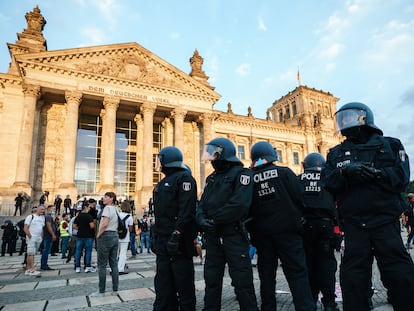 La policía vigila el entorno de la sede del Reichstag el sábado pasado en Berlín.