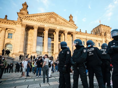 La policía vigila el entorno de la sede del Reichstag el sábado pasado en Berlín.