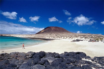 Arena y rocas volcánicas en la pequeña isla de La Graciosa, una de las excursiones durante la estancia en Lanzarote.