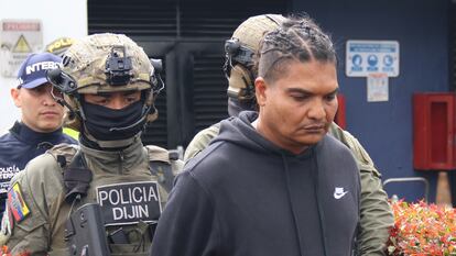 Integrantes de la Dirección de Investigación Criminal e INTERPOL (DIJIN) custodian a Larry Amaury Álvarez Núñez, alias "Larry Changa", el 7 de julio 2024 en Bogotá.