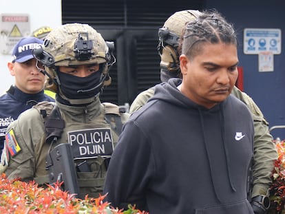 Integrantes de la Dirección de Investigación Criminal e INTERPOL (DIJIN) custodian a Larry Amaury Álvarez Núñez, alias "Larry Changa", el 7 de julio 2024 en Bogotá.