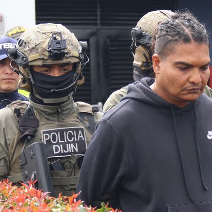 Integrantes de la Dirección de Investigación Criminal e INTERPOL (DIJIN) custodian a Larry Amaury Álvarez Núñez, alias "Larry Changa", el 7 de julio 2024 en Bogotá.