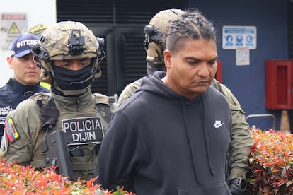 Integrantes de la Dirección de Investigación Criminal e INTERPOL (DIJIN) custodian a Larry Amaury Álvarez Núñez, alias "Larry Changa", el 7 de julio 2024 en Bogotá.