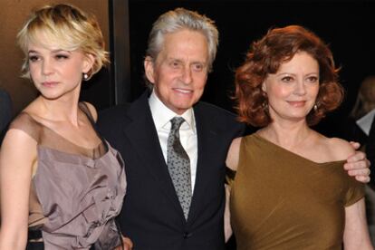 El actor Michael Douglas junto a Carey Mulligan y Susan Sarandon, en Nueva York.