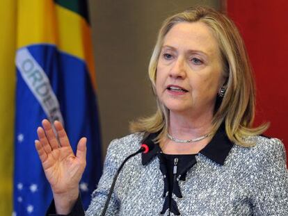 La secretaria de Estado de EE UU, Hillary Clinton, durante la conferencia de prensa este lunes.