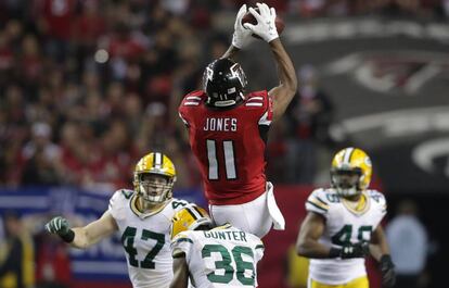 Julio Jones toma el balón frente a Green Bay