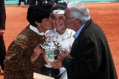 Arantxa Sánchez Vicario con sus padres tras ganar Roland Garros en 1994. 