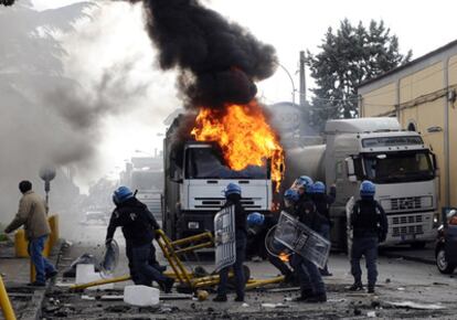 La Policía se enfrenta a un grupo de manifestantes en Terzigno