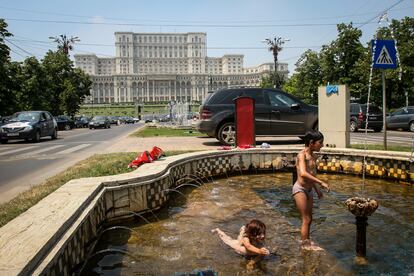 Baño frente al Parlamento en Bucarest. 