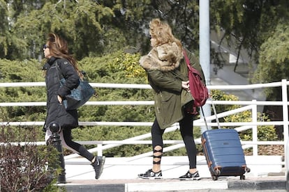 La presentadora María Patiño y Mila Ximénez llegando al hospital donde se encuentra Jorge Javier Vázquez.