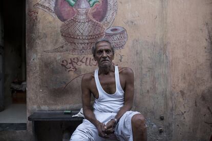 Un vecino de Dharavi posa ante la cámara.