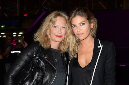 Karen Mulder con la actriz Isabelle Funaro un desfile de París en 2016.