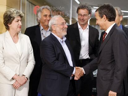 José Luis Rodríguez Zapatero (derecha) saluda al economista y Premio Nobel Joseph Stiglitz.