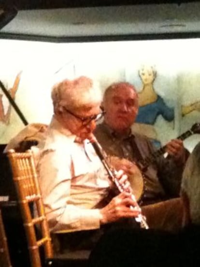 Woody Allen toca el clarinete anoche en el hotel Carlyle de Nueva York.