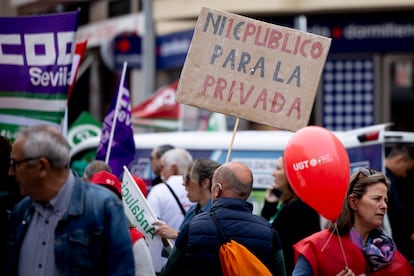 Manifestación por la sanidad celebrada en Sevilla el pasado 5 de abril. FOTO: PACO PUENTES (EL PAÍS)