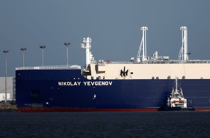 El metanero ruso Nikolay Yevgenov descarga a finales de febrero en una terminal de gas licuado en Saint-Nazaire (Francia).