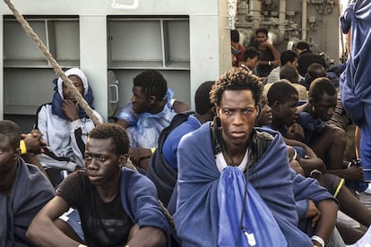 Migrants aboard the Cantabria, silent witnesses to the conflict.